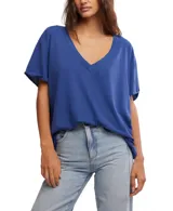 Remera negra de algodón, con escote en V profundo, mangas cortas y hombros caídos.