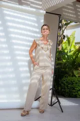 Pantalón negro de corte clásico a la cintura con pinzas y pierna ancha.