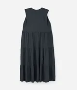Vestido midi gris sin mangas, con cuello redondo, corte recto y volados en la falda.