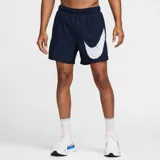 Short deportivo azul marino de poliéster con calce regular, tiro medio, bolsillos laterales y logo de Nike estampado en blanco.