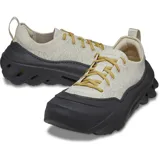 Championes Crocs Echo Surge color crema con cordones amarillos y suela negra.