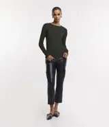 Suéter de punto color verde, con cuello barco, mangas largas y textura acanalada.