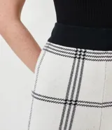 Pantalón recto de punto con estampado de cuadros grid, cintura alta y cintura contrastante.