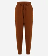 Pantalón jogger color amarillo claro, con cintura elástica y cordón de ajuste. Confeccionado en algodón con forro de polar.
