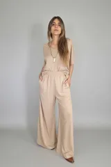 Conjunto de pantalón palazzo beige con cintura elastizada y remera manga corta haciendo juego.