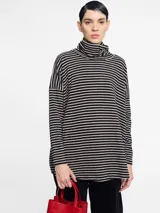 Sweater negro de corte holgado con cuello alto y ajuste cómodo.