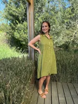 Vestido camisero azul sin mangas de lino italiano, con botones de nácar y corte a la rodilla.