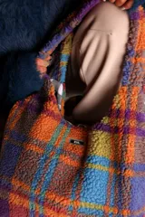 Bolso tote de hombro de corderito sintético con estampado a cuadros en tonos naranja, azul, verde y violeta. Forro de algodón a cuadros blancos y negros.