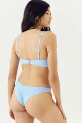Top de bikini celeste strapless con breteles ajustables extraíbles, copas con relleno extraíble, alambre en V en el busto, reborde de silicona oculto en el escote y cierre de gancho ajustable en la espalda.