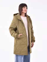 Campera larga color verde oliva con capucha, cierre frontal y diseño acolchado con patrón de rombos.