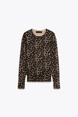 Jersey de punto color marrón con estampado de leopardo, cuello redondo y manga larga.