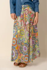 Pollera larga de seda con estampado multicolor de mandalas.