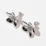 Aros de acero plateado con forma de flor.