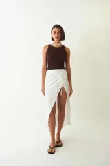 Musculosa de tejido morley color rojo oscuro con efecto desgastado y cuello redondo.