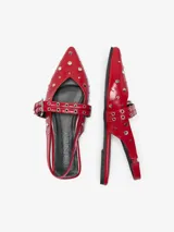 Ballerinas rojas de cuero sintético con puntera fina, tira sobre el empeine con hebilla y tachas plateadas.