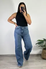Pantalón de jean celeste, de tiro alto, corte wide leg y cinco bolsillos.
