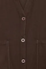 Camisa marrón de algodón con escote en V, manga corta, bolsillos de parche en el frente y cierre frontal con botones.