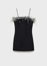 Vestido corto negro de fiesta con escote palabra de honor y adorno de plumas en el borde superior.