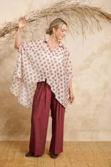 Pantalón ancho color borgoña de lino con cinto y pretina con elástico en la parte de atrás.