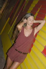 Short tiro bajo color ladrillo con lurex y cordones para ajustar.