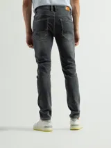 Jean regular fit color gris oscuro, con diseño clásico y corte ajustado.