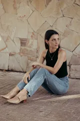 Zapatos de charol color beige con taco bloque de madera y tira sobre el empeine con hebilla dorada.