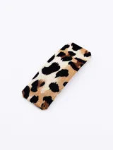 Broche rectangular para el pelo con estampado animal print de leopardo en tonos marrón, beige y negro.