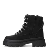 Botas de mujer color beige claro, estilo trekking o montañismo, con caña media y forro interior de borrego o sherpa. Presentan suela track gruesa y dentada de color negro, y sistema de ajuste con cordones y ganchos metálicos.