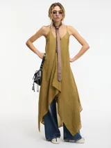 Vestido negro con escote en V y breteles finos. Corte evasé amplio con caída en picos.