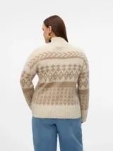 Sweater de punto color crema con cuello alto y estampado geométrico en tonos marrones.