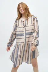 Vestido camisero corto de lino rayado con abotonadura frontal, mangas largas ajustables y corte holgado.