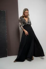 Body negro con estampado animal print en tul transparente, escote profundo en V y mangas largas.