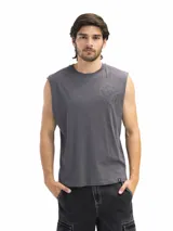 Musculosa gris con estampado de una mano haciendo el gesto de 'hang loose' y la frase 'Good Vibes Only'.