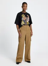 Remera negra de algodón con mangas cortas, cuello redondo y estampado frontal de un grupo de mujeres con diferentes estilos.