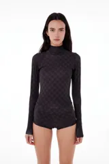 Polera negra de tela elastizada con estampado de monogramas con logos a tono, cuello alto y mangas largas.