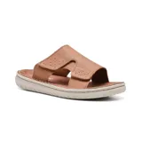 Sandalia casual de cuero color marrón con ajuste de velcro.