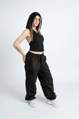 Musculosa negra con capucha y espalda descubierta.