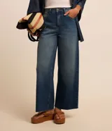 Pantalón wide leg cropped de jeans con tiro alto, trabillas en la cintura, cierre tradicional por botón y cremallera, bolsillos y bajo cortado.