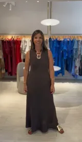 Vestido largo color marrón chocolate, sin mangas, con escote en V y corte recto.