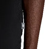 Camiseta negra de algodón con logo de New Balance en el pecho.