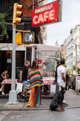 Sweater tejido a mano de algodón, con rayas horizontales de colores amarillo, rojo, verde, azul, blanco y negro.