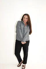 Sweater gris de punto con cierre corto y corte oversize.