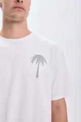 Remera blanca de manga corta con corte oversize y estampa en la espalda con palmeras y texto "Nicoya Peninsula".