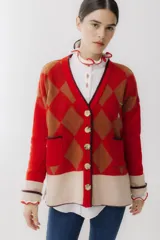 Saco largo de lambswool con diseño de rombos en varios colores y botones frontales.