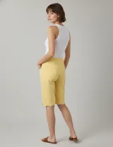 Bermuda blanca de gabardina elastizada con pretina ancha elastizada, bolsillos delanteros simulados y bolsillos traseros aplicados.