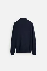 Polo de punto azul marino de corte regular fit, tejido en hilatura con mezcla de algodón y seda. Tiene cuello solapa con cierre frontal de botonadura, manga larga y acabados en rib.