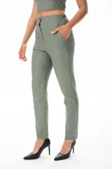 Pantalón de vestir verde musgo con corte recto, bolsillos laterales y tiro alto.