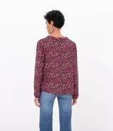 Blusa ancha de viscosa con cuello mao y mangas largas con puños elásticos. Estampado de flores en tonos borgoña y negro.