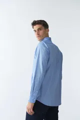 Camisa blanca de manga larga, corte regular, cuello mao, con bolsillo en el pecho y logo bordado.