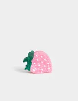 Broche para el pelo con forma de frutilla rosa con hojas verdes y semillas blancas.